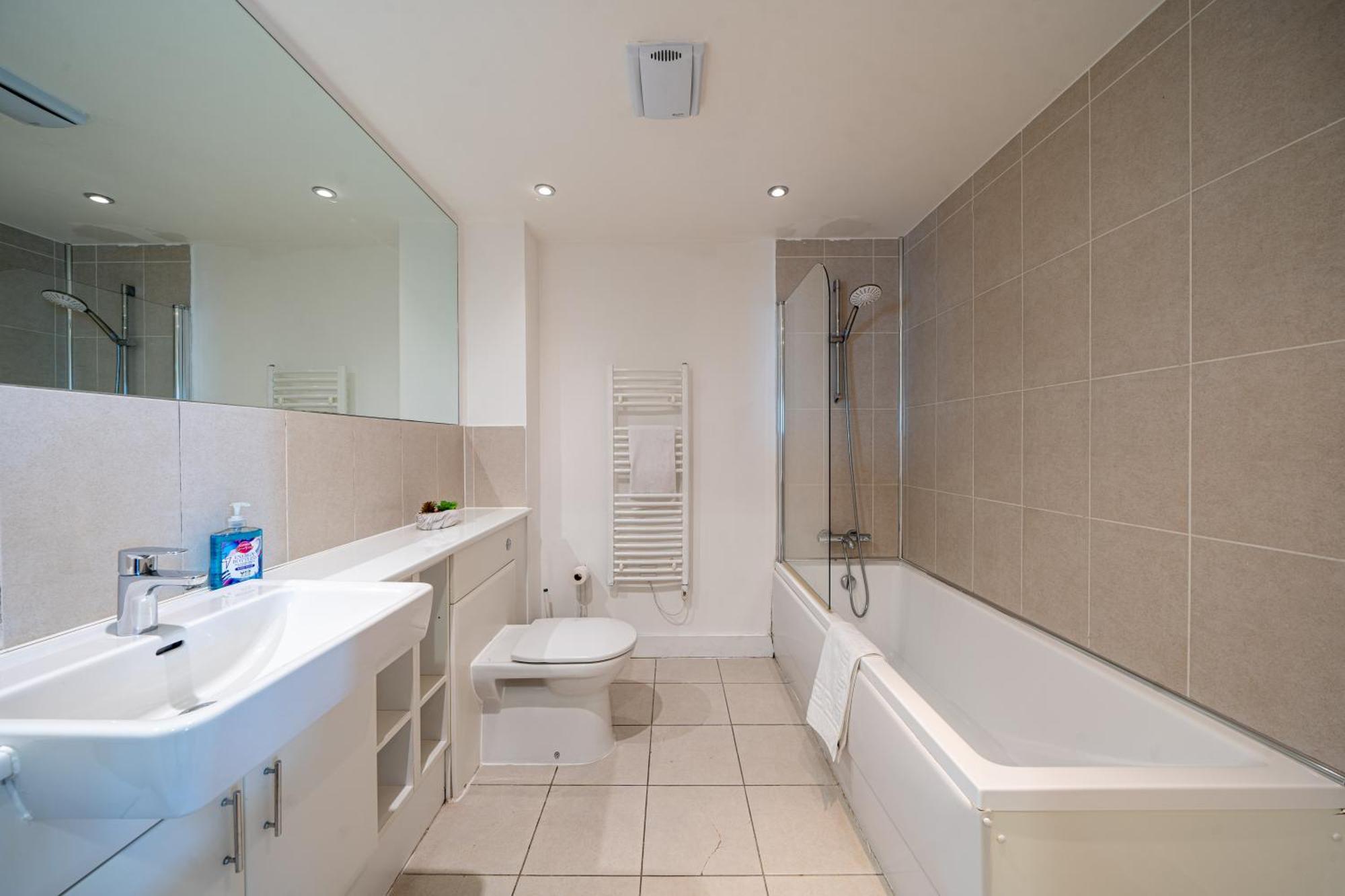 Chic Lakeside W Free Parking Near Excel Londra