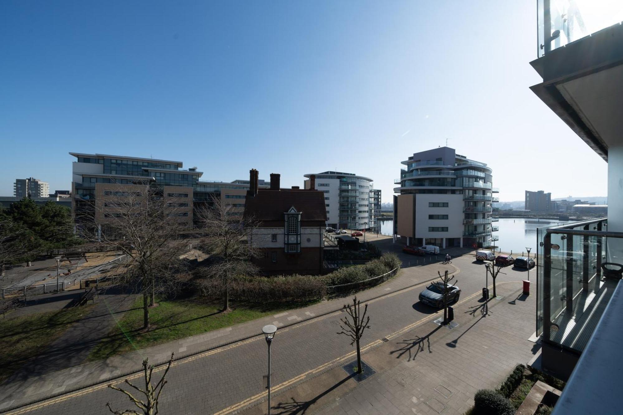 Chic Lakeside W Free Parking Near Excel Apartament