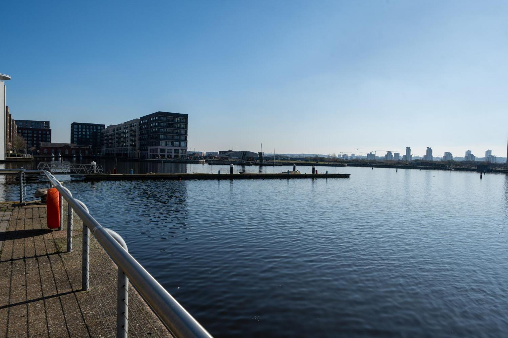 Chic Lakeside W Free Parking Near Excel Apartament *
