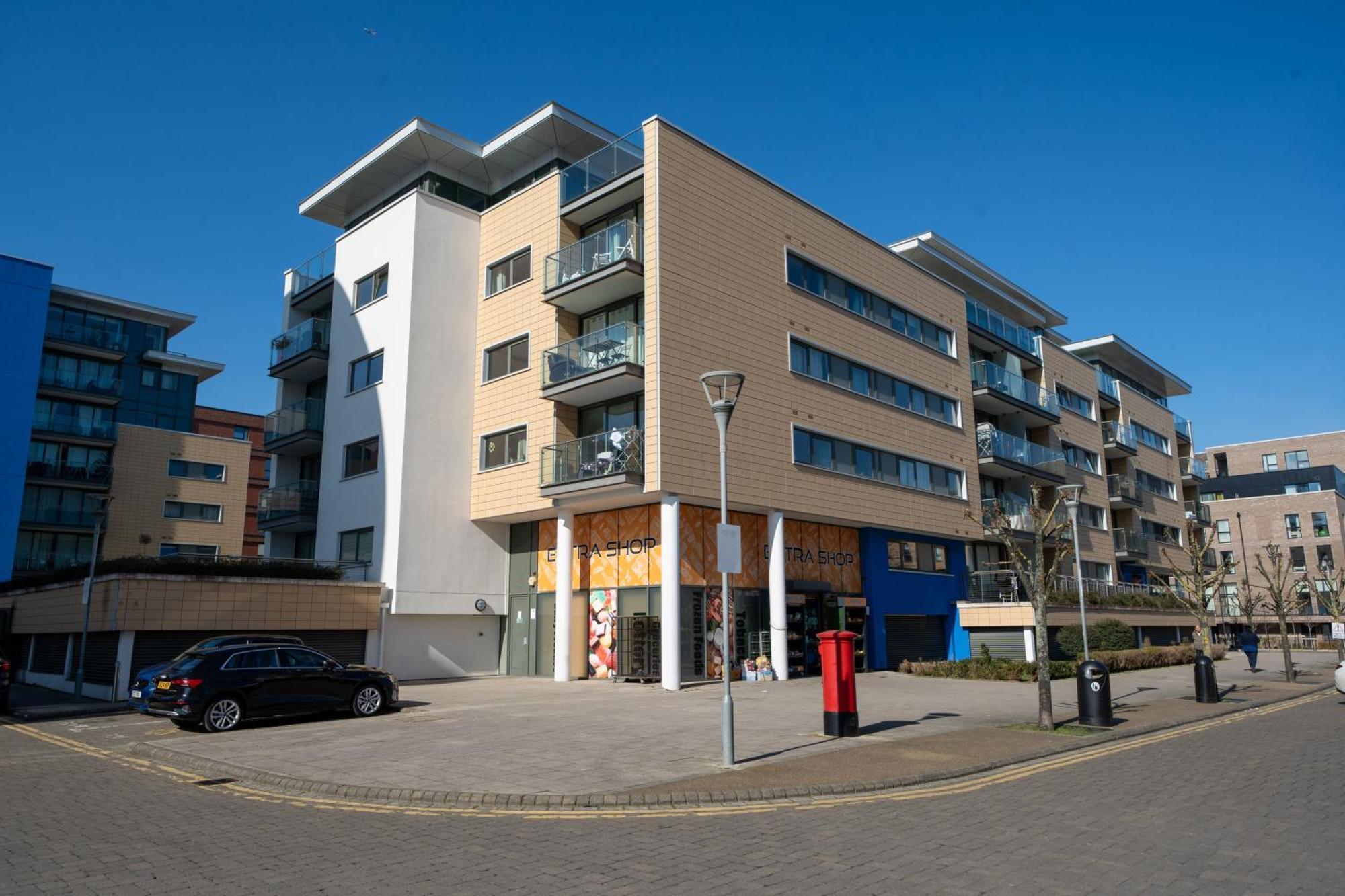 Chic Lakeside W Free Parking Near Excel Londra