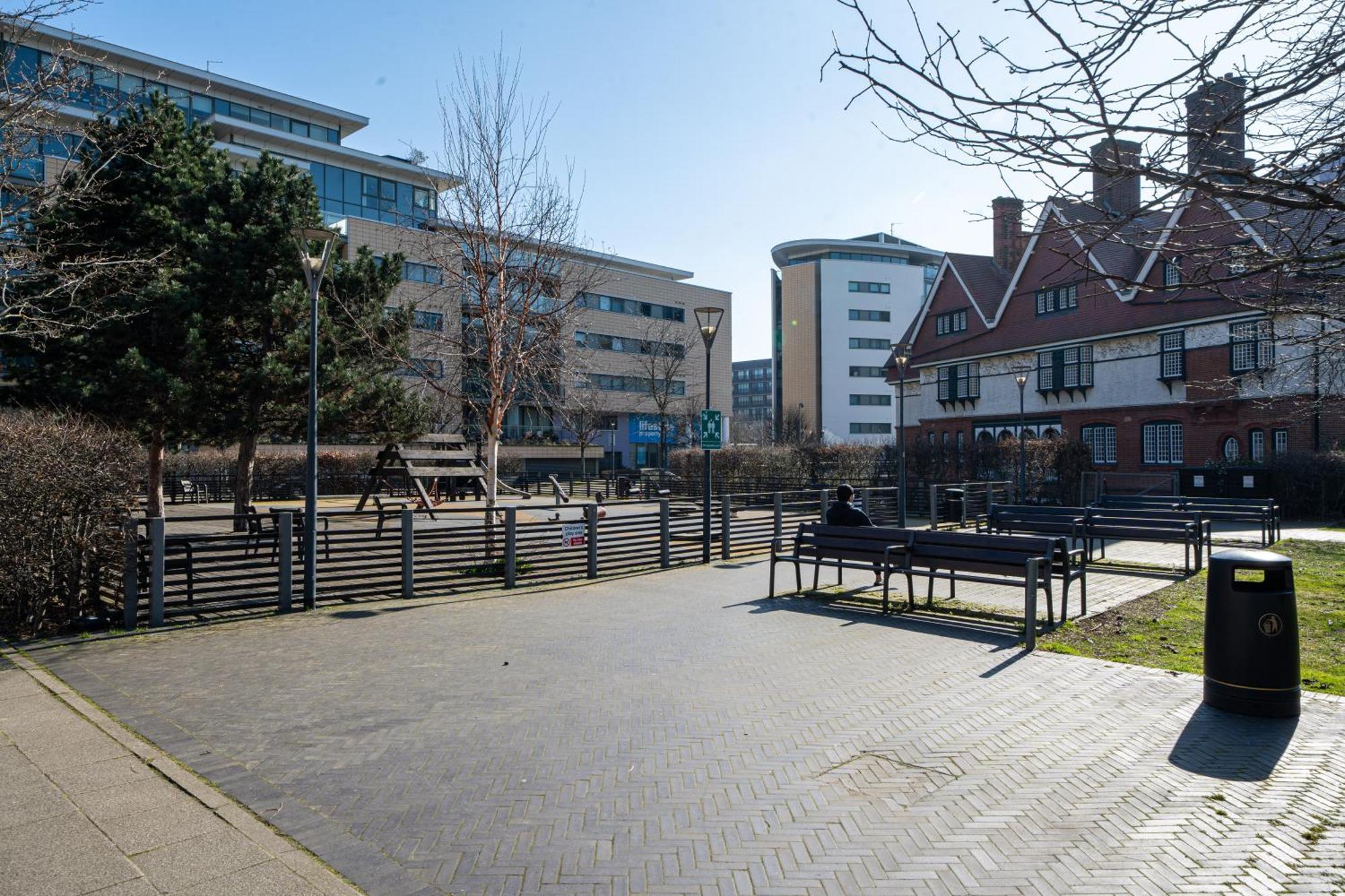Chic Lakeside W Free Parking Near Excel Londra